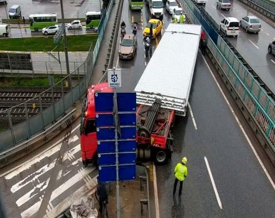 Bu araç trafiği kitledi!