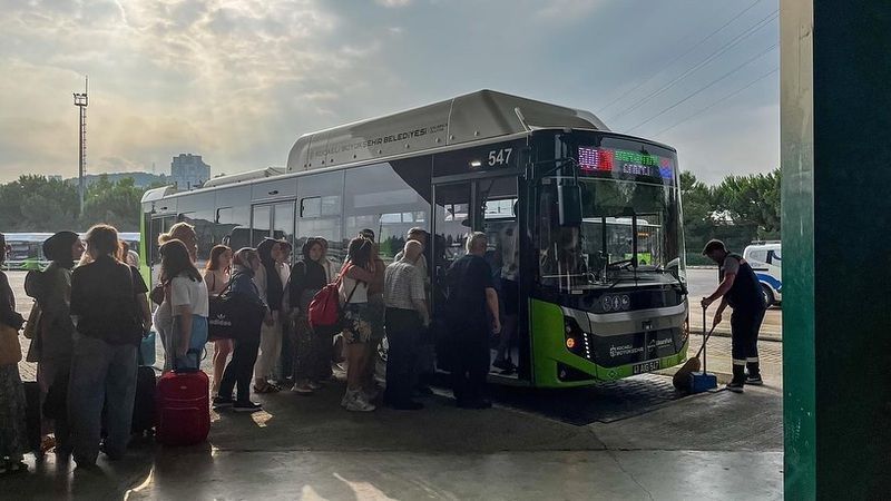 Vatandaş kuyruk oldu: Sıcaktan bunalan kendini Kandıra’ya atıyor!