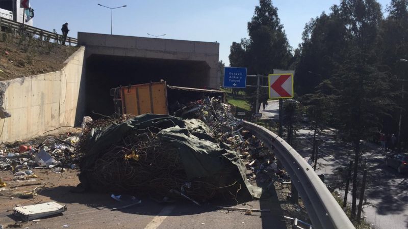 TIR virajda yan yola uçtu