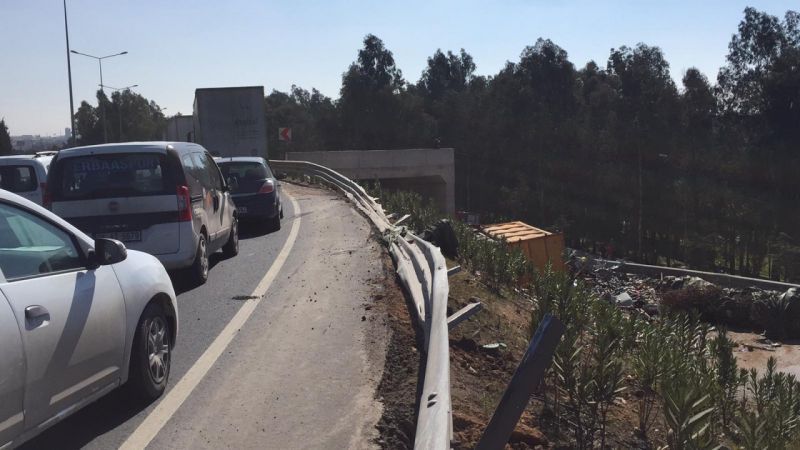 TIR virajda yan yola uçtu