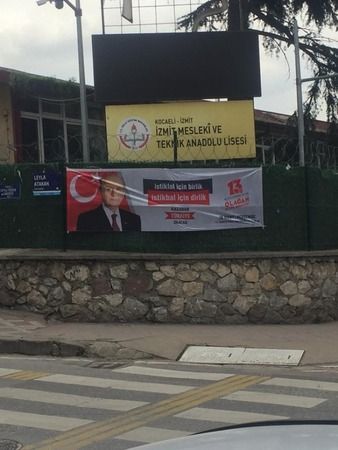 MHP İzmit’i pankartlarla donattı