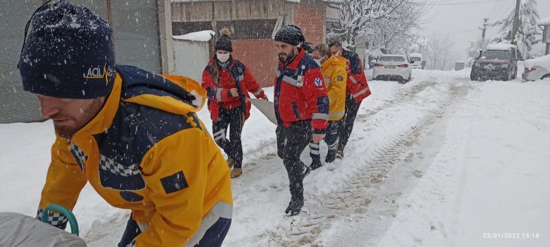 UMKE ve 112 ekipleri zorlu şartlara rağmen hastaların imdadına  yetişiyor