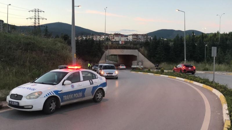 Alkol alan grup, kendilerini uyaran 2 polis memuruna saldırdı: 9 gözaltı