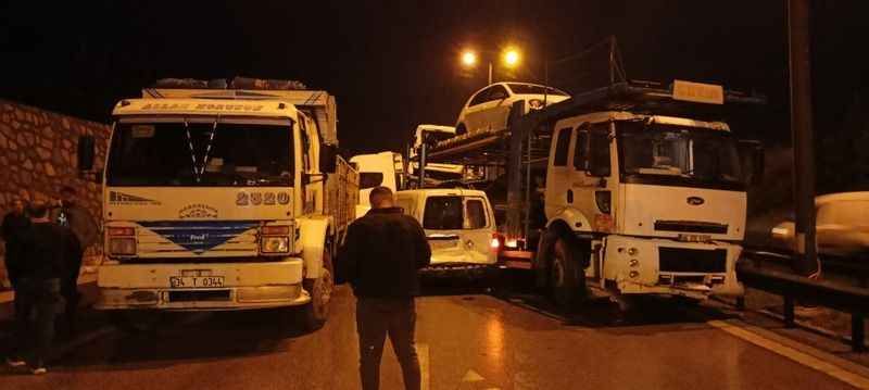 18 araçlık zincirleme kaza: 4 kişi yaralandı, 7 kilometre kuyruk oluştu