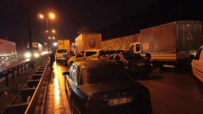 18 araçlık zincirleme kaza: 4 kişi yaralandı, 7 kilometre kuyruk oluştu