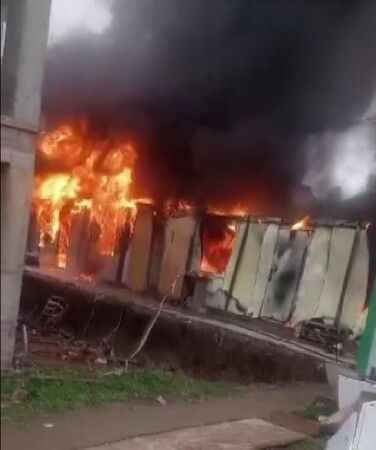 3 konteyner küle dönerken Kur'an-ı Kerim'in sayfaları yanmadı