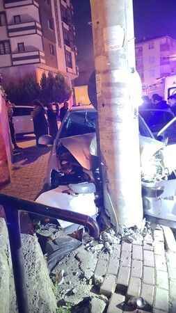 Otomobil beton elektrik direğine çarptı : 1’i ağır 3 yaralı