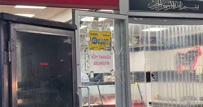 Pompalı tüfekle ateş ettiği dükkanın bir gün önce taşla camını kırmış