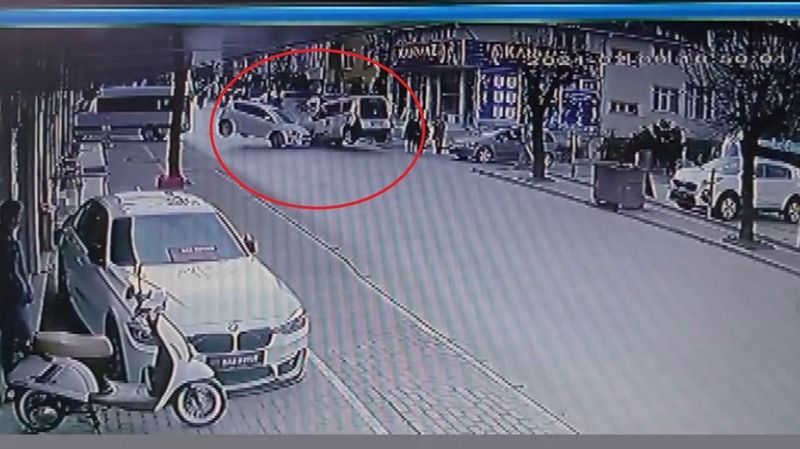 Kafa kafaya çarpışan araçlardan biri yayaya çarptı: 3 yaralı