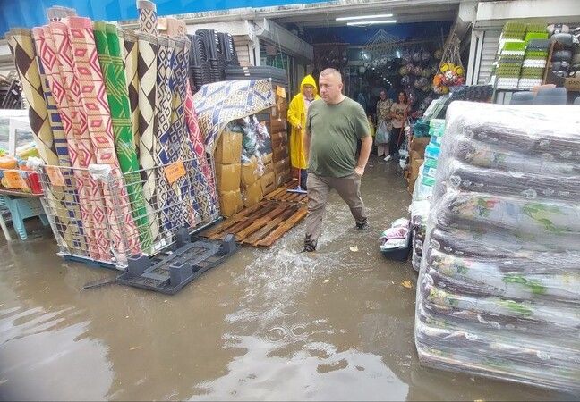 İzmit'te sağanak yağmur hayatı felç etti
