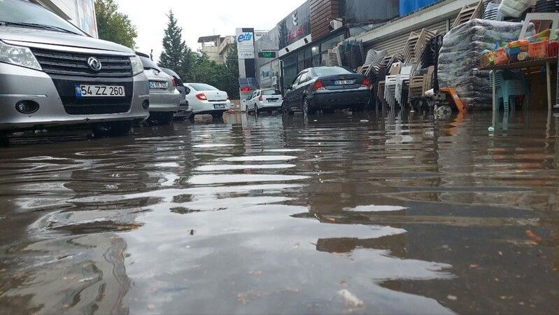 İzmit'te sağanak yağmur hayatı felç etti