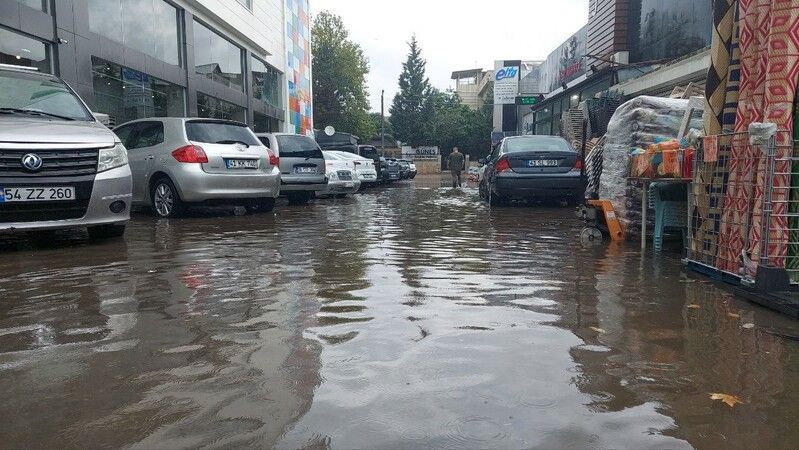 İzmit'te sağanak yağmur hayatı felç etti