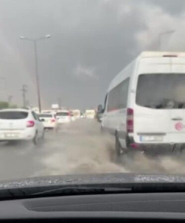 Kocaeli'de sağanak hayatı felç etti: Sürücüler mahsur kaldı