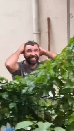 Köprü şelaleye döndü: Kimi küvete girdi, kimi saçını yıkadı