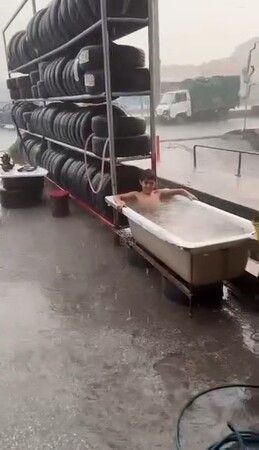 Köprü şelaleye döndü: Kimi küvete girdi, kimi saçını yıkadı