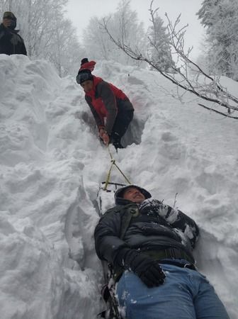 20 metre yükseklikten düştü! Ormanda mahsur kaldı