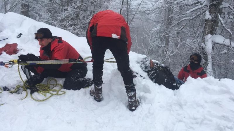 20 metre yükseklikten düştü! Ormanda mahsur kaldı