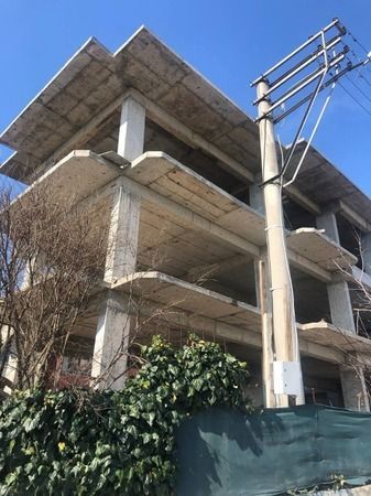 İnşaatta çalışan işçi 3 metre yükseklikten düştü