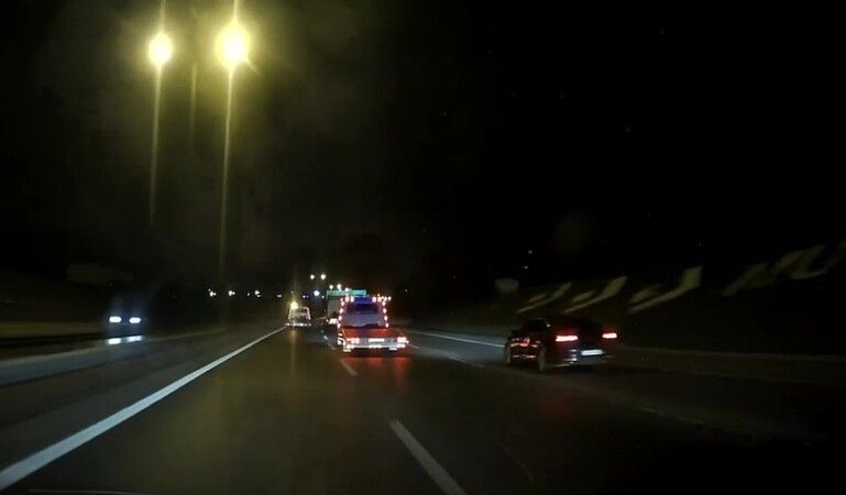 Bunlar da çekici maganda! Otomobil sürücülerini yol boyunca taciz ettiler