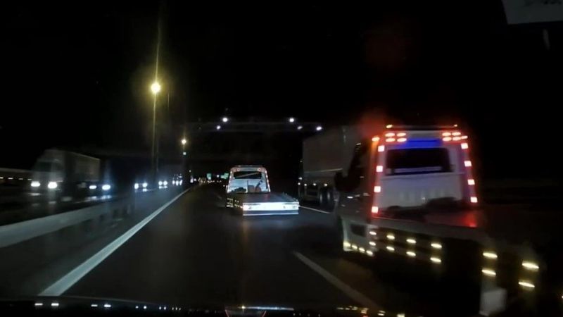 Bunlar da çekici maganda! Otomobil sürücülerini yol boyunca taciz ettiler
