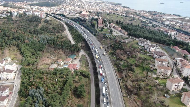 2 TIR çarpıştı! TEM'de yol kitlendi