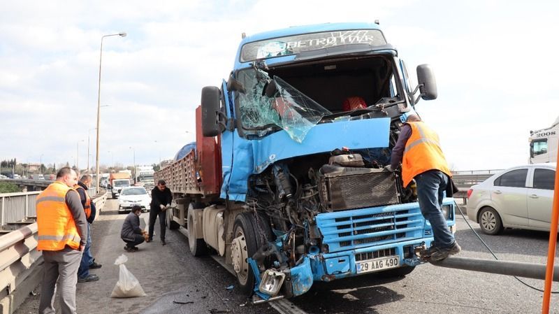 2 TIR çarpıştı! TEM'de yol kitlendi