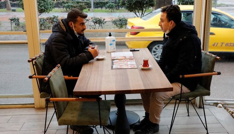 Kafe ve restoranlar müşteri almaya başladı