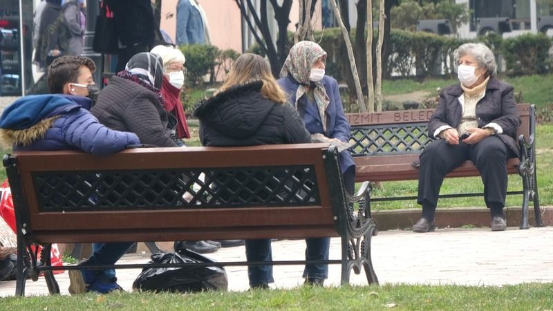 Cumartesi kısıtlaması kalktı, vatandaşlar sokakları doldurdu