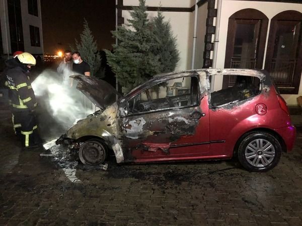 Park halindeki otomobil alev alev yandı