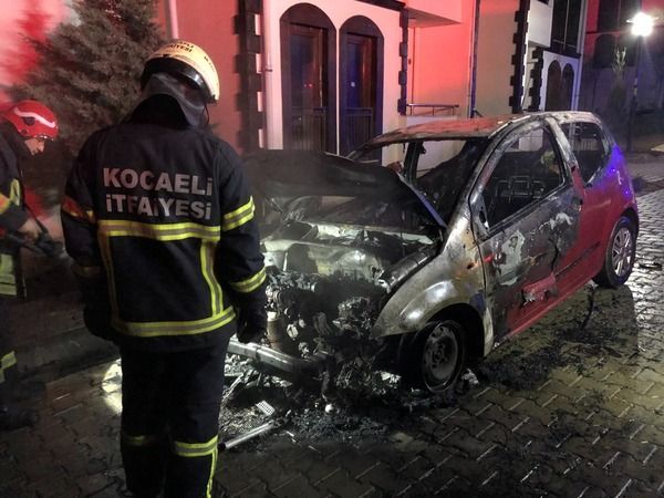 Park halindeki otomobil alev alev yandı