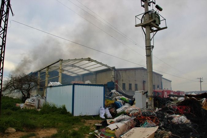 Maden kimyasalları bulunan depo alevlere teslim oldu