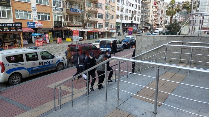 Kız çocuklarının fotoğrafını çektiği iddia edilen şahıs adliyeye sevk edildi