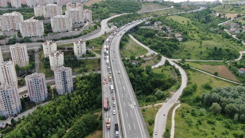 TEM’de bariyerlere çarpan TIR'ın dorsesi devrildi, 5 kilometre kuyruk oluştu