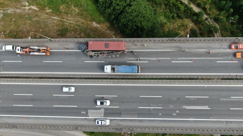 TEM’de bariyerlere çarpan TIR'ın dorsesi devrildi, 5 kilometre kuyruk oluştu