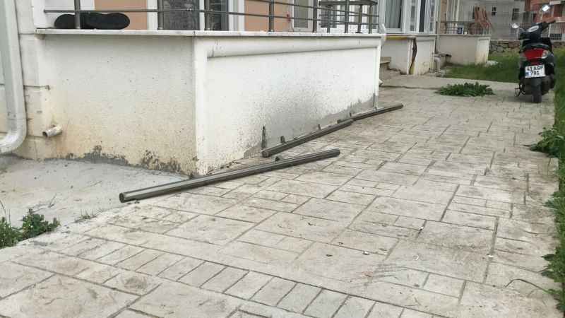 Pencereden motosikletine bakmak isterken ikinci kattan düştü