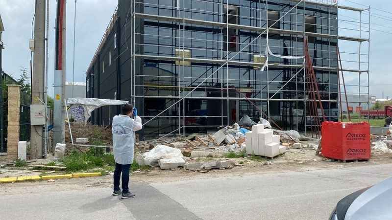 Elektrik akımına kapılan işçi, 3'üncü kattan düşerek ağır yaralandı