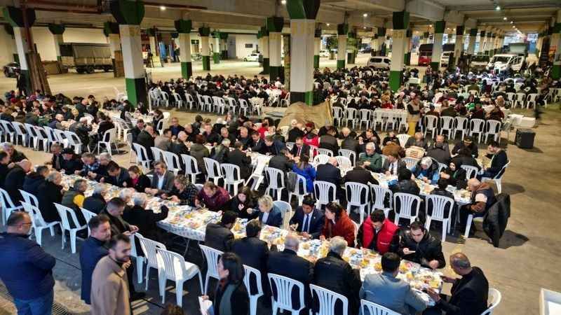 Başkan Hürriyet, ilk iftarı İzmitlilerle birlikte yaptı