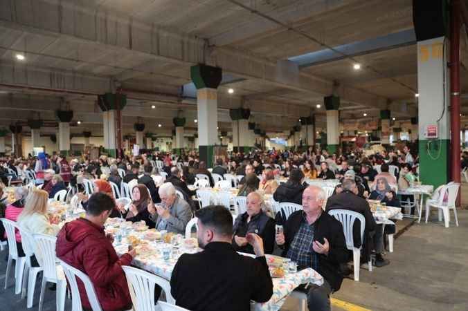 Başkan Hürriyet, ilk iftarı İzmitlilerle birlikte yaptı