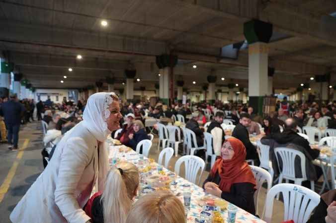 Başkan Hürriyet, ilk iftarı İzmitlilerle birlikte yaptı