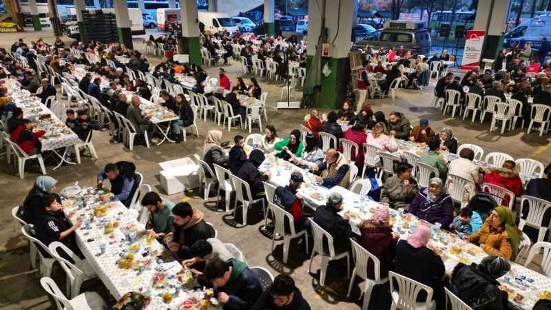 Başkan Hürriyet, ilk iftarı İzmitlilerle birlikte yaptı
