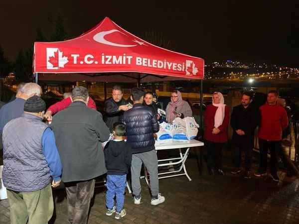  Hürriyet, Karadenizliler Mahallesi Camii’nde teravih namazı sonrası cemaat ile buluştu