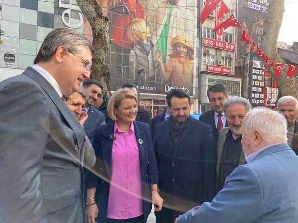 Hürriyet, kent merkezinde vatandaşlarla bir araya geldi