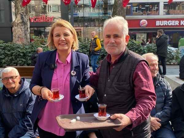 Hürriyet, kent merkezinde vatandaşlarla bir araya geldi