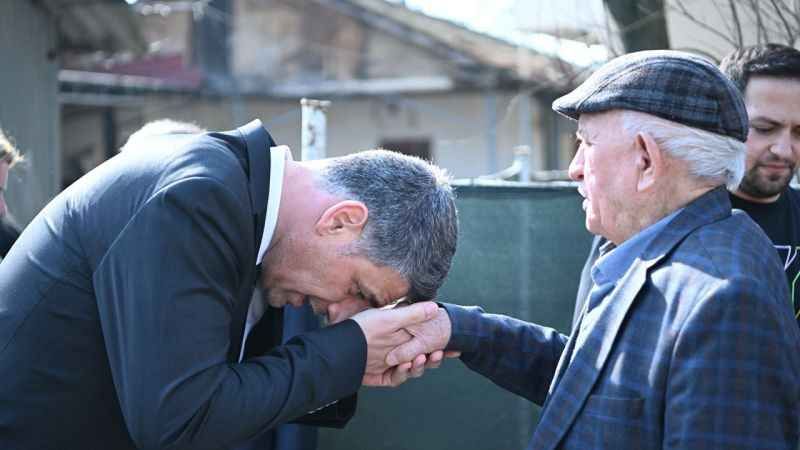 Kocaman, sıkılmadık el çalmadık kapı bırakmıyor
