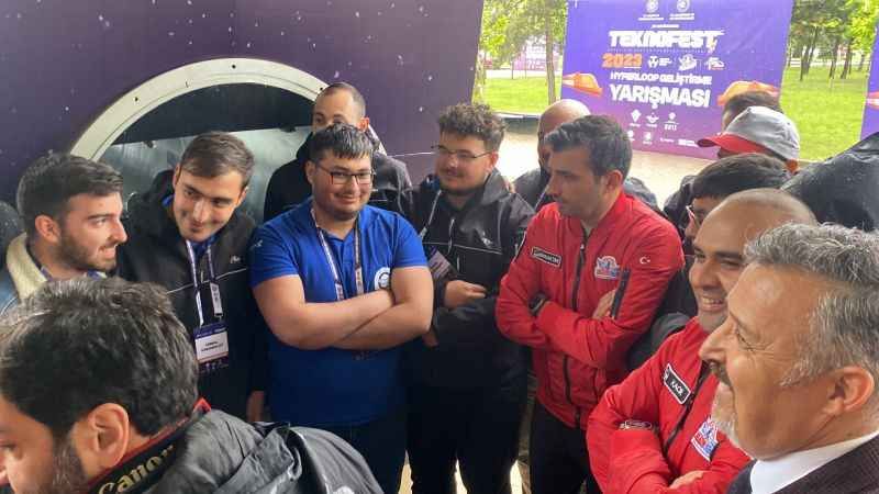 Bayraktar’dan Teknofest'te yarışan öğrencilere ziyaret