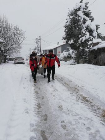 UMKE ve 112 ekipleri zorlu şartlara rağmen hastaların imdadına  yetişiyor