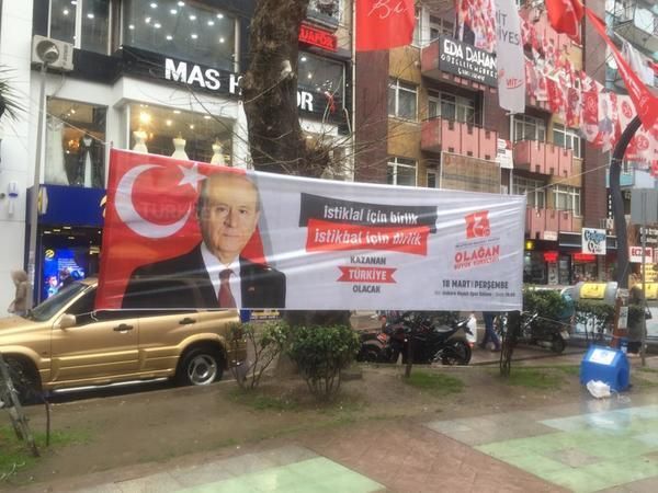MHP İzmit’i pankartlarla donattı