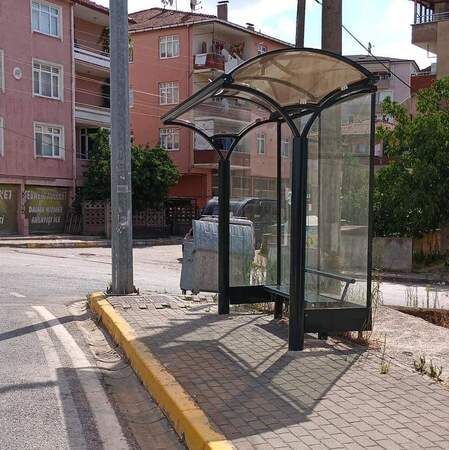 Derince Belediyesi sorumsuz vatandaşa isyan etti! Neden otobüs durağı?
