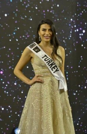 İzmitli Duygu Çakmak Miss Europe 2021'de Taç Taktı