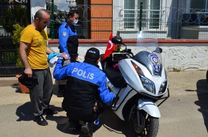4 yaşındaki çocuğa polis ekiplerinden gülümseten ziyaret